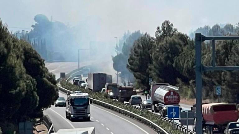 $!La carretera, con colas. Foto: Alba Mariné