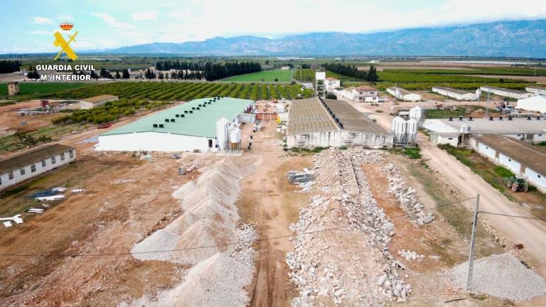 Vista aérea de la explotación ganadera de Tortosa donde se han localizado unas 25 toneladas de fibrocemento con amianto. Foto: Guardia Civil