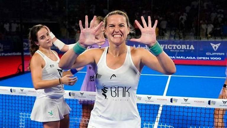 La reusense Ari Sánchez celebra el décimo título de la temporada conquistado en Málaga. foto: world pádel tour