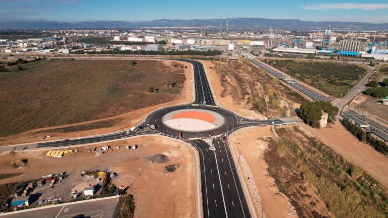 El vial perimetral de la futura ZAL rodea las 100 hectáreas de los terrenos portuarios en La Pineda. Foto: APT