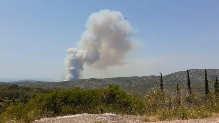 $!La humareda del incendio de Olivella, visible desde el Baix Penedès