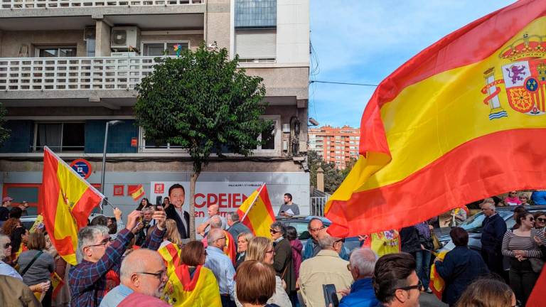 $!Los manifestantes delante de la sede del PSC en Tarragona. Foto: Àngel Ullate