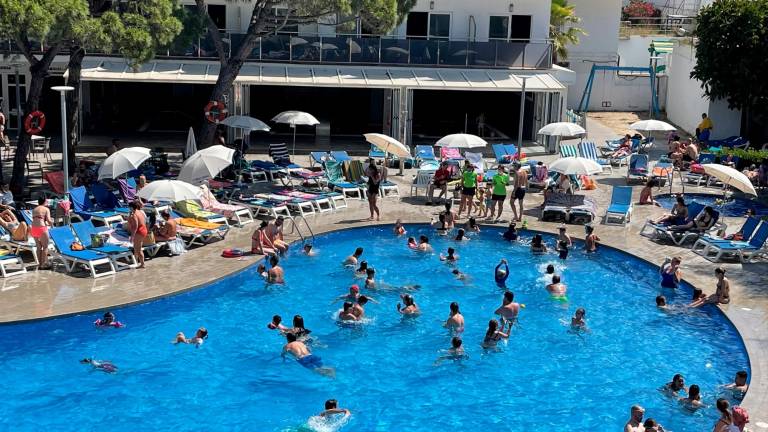 Turistas disfrutan de la piscina de un hotel de Salou. Foto: Alba Mariné