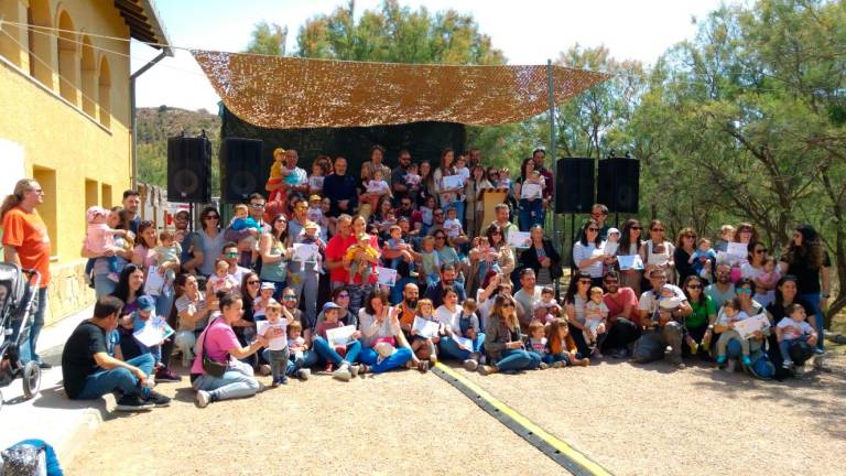 Foto grupal de les famílies amb els nadons que van participar en la Festa de les Cigonyes, ahir a Flix. foto: GRUP DE NATURA FREIXE