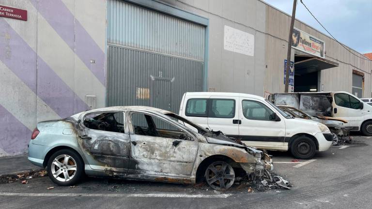 Los tres vehículos afectados por el incendio. Foto: Alba Mariné