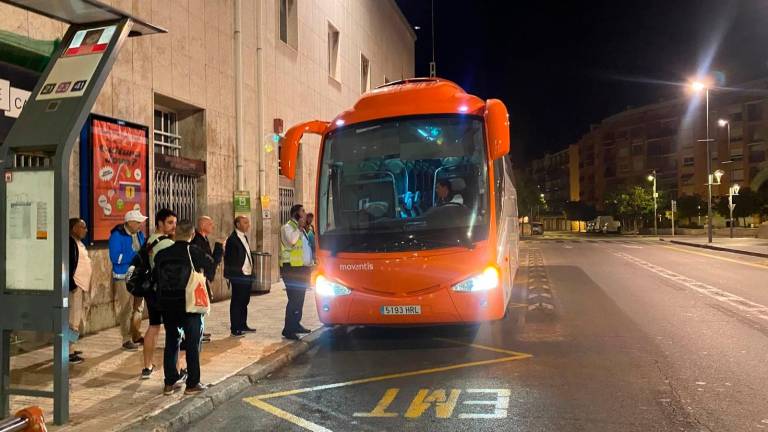 El primer autobús de la mañana hacia Sant Vicenç de Calders desde la estación de Renfe de Tarragona. Foto: Joel Medina
