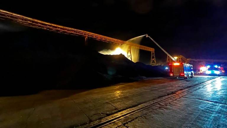 Imagen del incendio declarado esta noche en una empresa del Port de Tarragona. Foto: Port de Tarragona