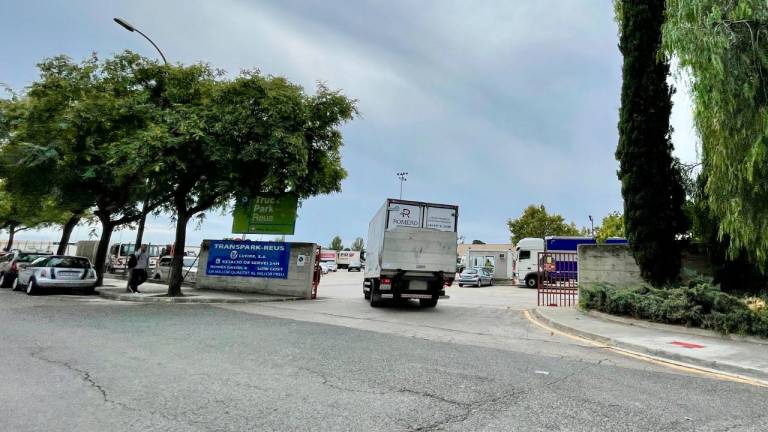 Entrada del aparcamiento de camiones, disponible las 24 horas, entre la calle de Pintor Fuster y la avenida de Sant Bernat Calvó. Foto: A. Mariné