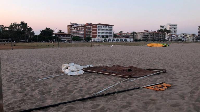 $!El vandalismo en las playas de El Vendrell se ceba con las barcas de los varaderos en la arena
