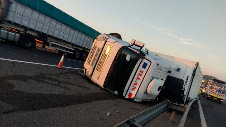 Imagen del camión accidentado en la AP-7, en L’Aldea. Foto: DT