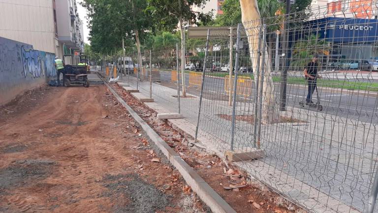 Las obras del nuevo carril bici de la avenida de Salou ya han empezado. Estará ubicado en la acera. Foto: Ajuntament de Reus