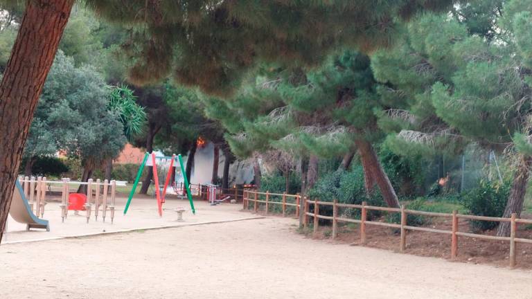 $!Una furgoneta en llamas alcanza la vegetación de un parque infantil de Tarragona
