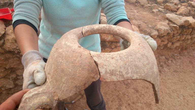 Uno de los recipientes encontrados en el yacimiento. Foto: Cedida