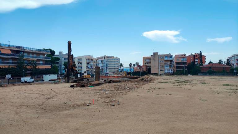 Las obras se centran ahora en la zona por encima de la vía del tren, donde habrá un nuevo canal. Foto: I. Alcalá