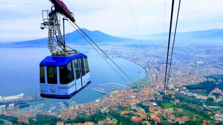 El accidente se produjo, según las primeras hipótesis, por la rotura de uno de los cables del teleférico que une la localidad de Castellammare di Stabia. Foto: Naples Villas