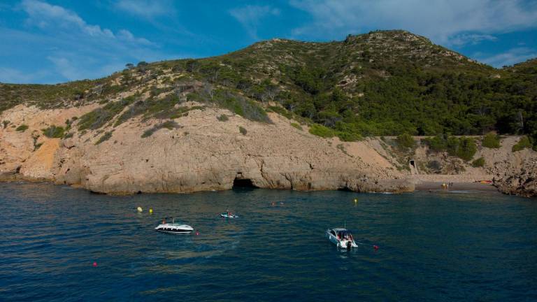La Cova del Llop Marí es un acceso por mar que se puede iniciar desde la playa cercana del mismo nombre. FOTO: Vandellòs i l’Hospitalet