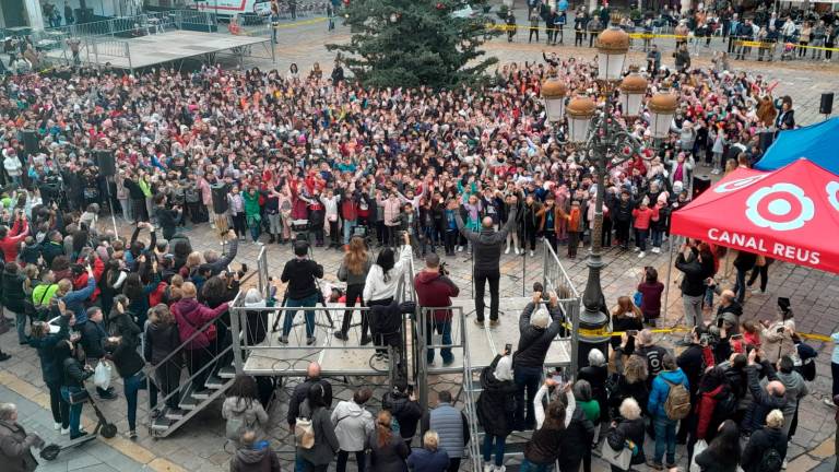 $!El Mercadal de Reus s’omple amb més de 1.200 alumnes que canten el «Fum, fum, fum» per a la Gran Nadala 2022
