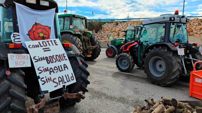 Se manifiestan contra Hard Rock y la fábrica Lotte, en defensa del campo y de un cambio de modelo económico para el Camp de Tarragona. Foto: Iván Alcalá