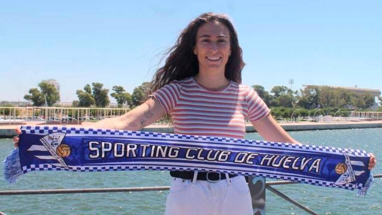 Laia Ballesté tras su fichaje con el Sporting Club de Huelva para la próxima temporada. foto: sC huelva