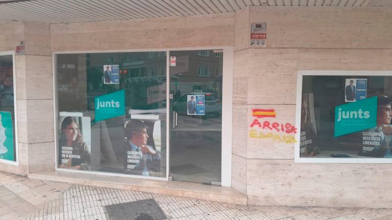 La fachada de Junts con las pintadas en color. Foto: cedida
