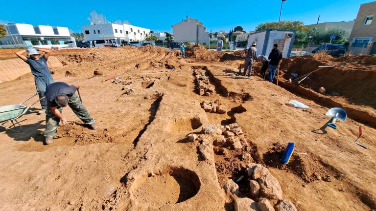 Los arqueólogos estudian los restos aparecidos en Cunit.