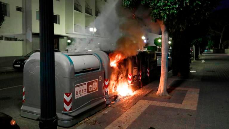 Un contenedor quemado en una imagen de archivo. Foto: Pere Ferré/DT