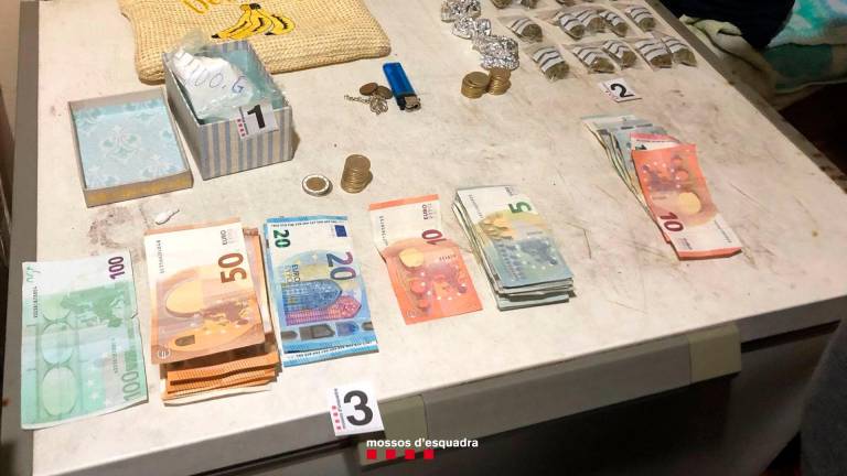 Los agentes encontraron 105 gramos de cocaína, cannabis y más de 2.200 euros en billetes fraccionados. Foto: Mossos d’Esquadra