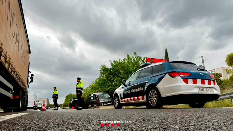 El vehículo accidentado y los servicios de emergencia trabajando en ello. Foto: Mossos d’Esquadra