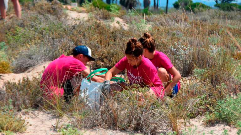 Voluntarios hacen limpieza en una playa de Tarragona. Foto: cedida