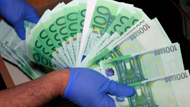Se intervinieron más de 41.000 euros falsos en billetes de 20, 50 y 100 euros. Foto: EFE