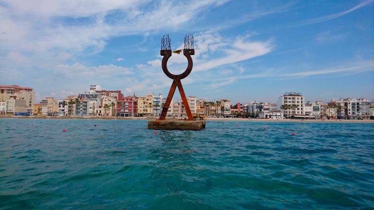 El monumento Alfa i Omega, de Rafael Bartolozzi, fue retirado en 2018 por el peligro que revestía su deterioro. Foto: Ajuntament de Torredembarra