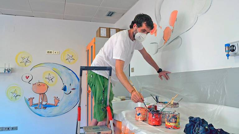 Joan Turu decorando las paredes de la Sala Niu de la maternidad. Foto: Cedida