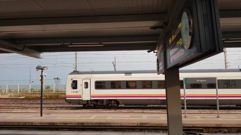 Un tren pasando por una estación. Foto: Renfe