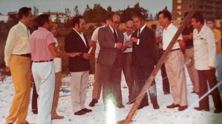 Colocación de la primera piedra del club, con el alcalde Joan Pijuan, junto al Delegado Provincial de Deportes, Josep Creu.. FOTO: Club Marítim