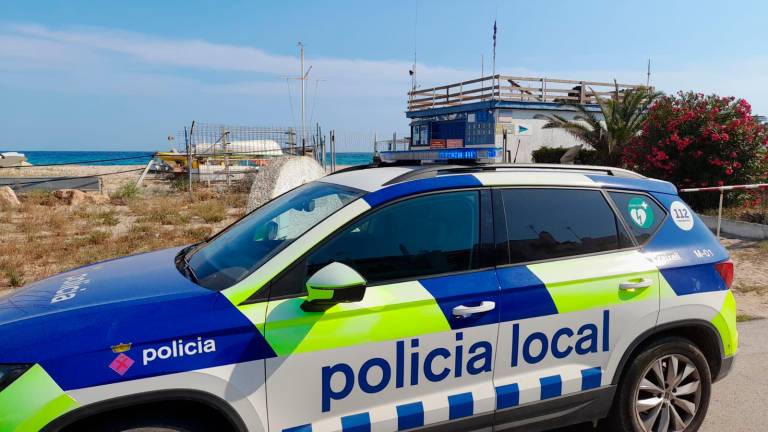 La patrulla de la Policía Local en la playa enfrente del Club Nàutic. FOTO: DT