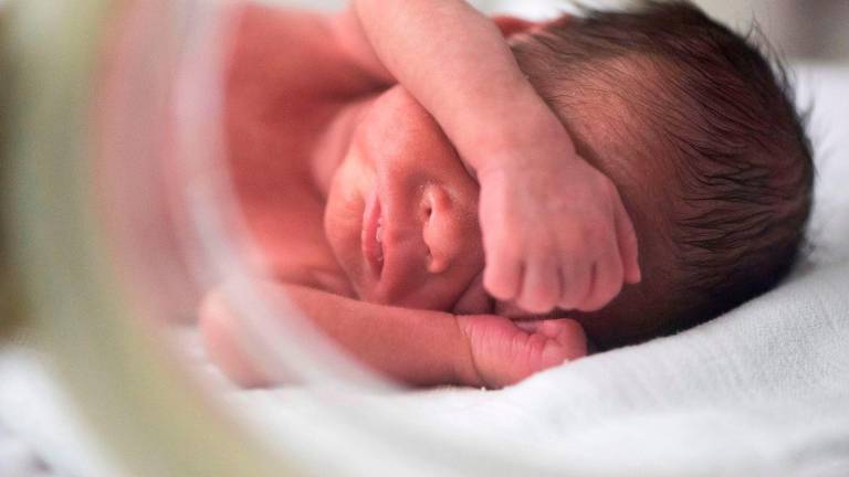 Imagen de archivo de un bebé recién nacido. Foto: EFE