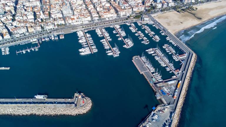 Vista aérea del puerto de Cambrils donde se pueden observar los pantalanes que se construyeron hace tres años. Foto: Club Nàutic Cambrils
