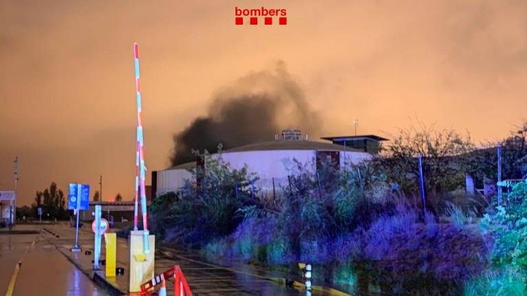 El incendio de la depuradora de El Prat no ha provocado ningún herido. Foto: Bombers
