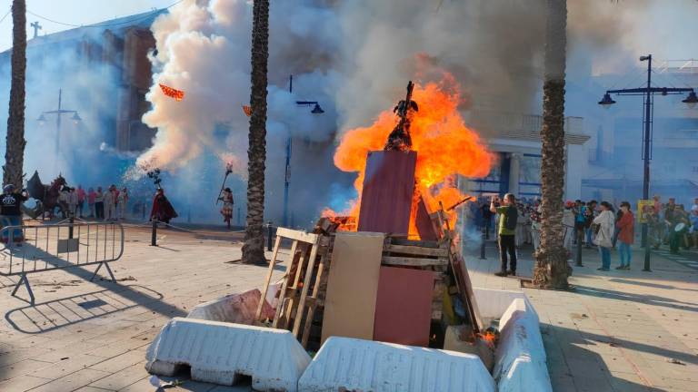La Flama del Canigó va servir per encendre la primera foguera de Sant Joan de la ciutat. Foto: Jan Magarolas
