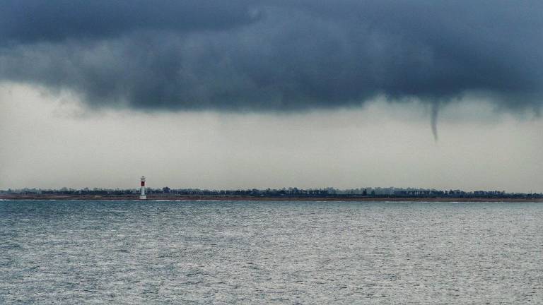Una pequeña manga marina vista desde El Perelló. Foto: Agustí Descarrega