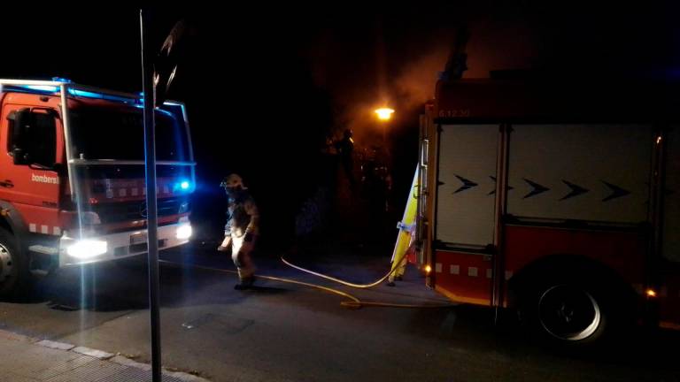 Bombers actuó en la noche del domingo en un incendio en la calle Egara de Torredembarra. FOTO: cedida