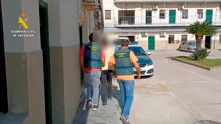 Los agentes con uno de los detenidos.