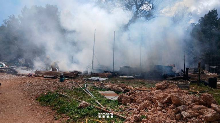 El incendio en una finca de la urbanización Bonmont Terres Noves. Foto: @Bombers