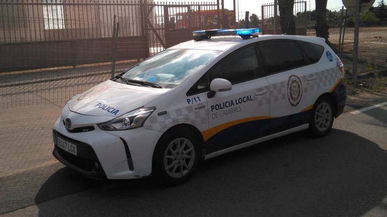 Un coche patrulla de la policía Local de Cambrils. FOTO: @PoliciaCambris