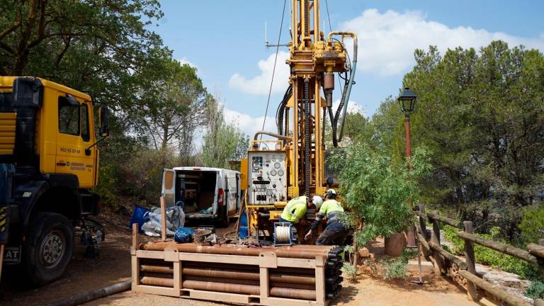 Un moment en què buscaven un pou nou a l’Espluga de Francolí durant el 2023. Foto: cedida