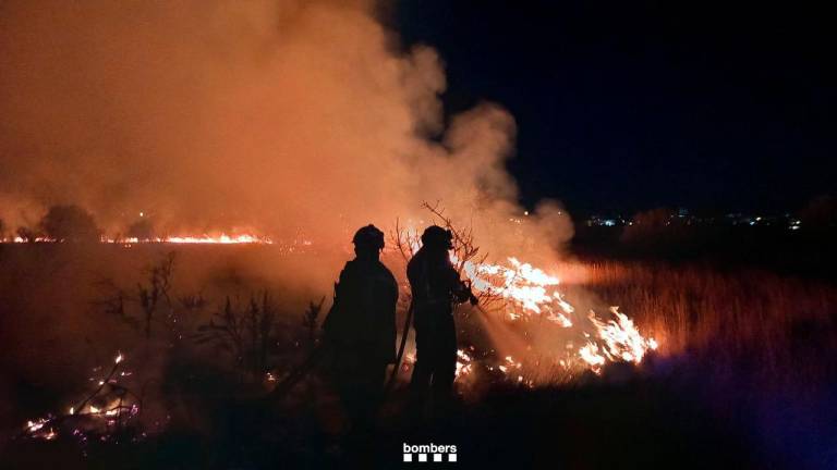 En la extinción trabajan cinco dotaciones de bomberos. Fotos: Bombers de la Generalitat
