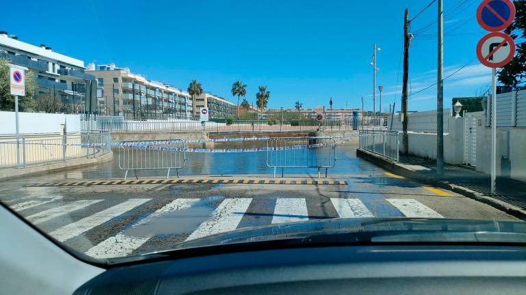 El paso queda inundado en días de temporal.