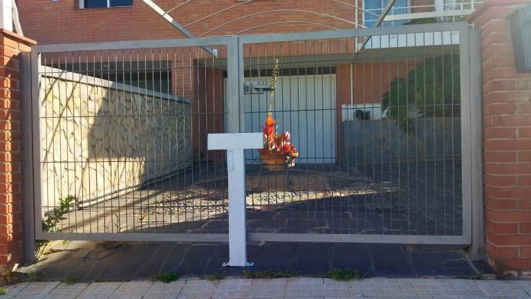 $!Una construcción de acero delante de una vivienda para demostrar que no entran vehículos. Foto: DT