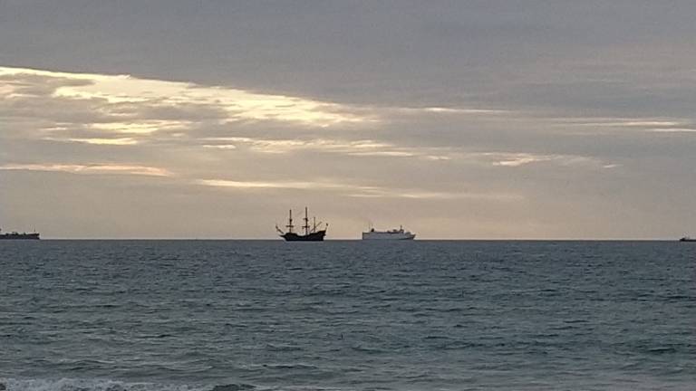 El Galeón Andalucía aproximándose al Port de Tarragona, visto desde La Pineda. FOTO: Cedida