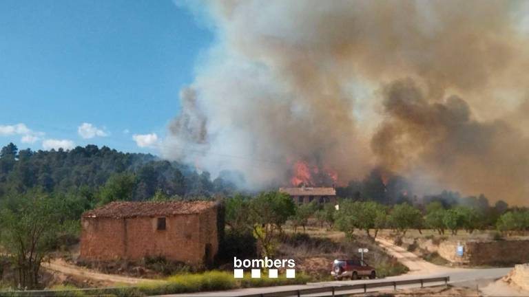 Imagen del incendio de Horta. Fotos: Bombers de la Generalitat